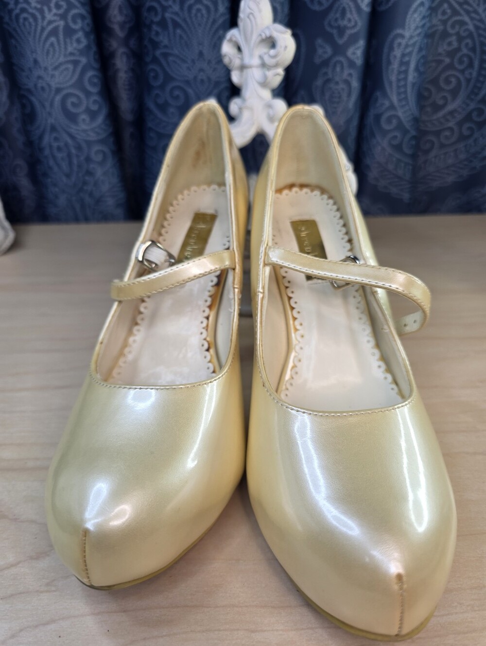 Fahrenheit Pearlized Cream Mary Jane Heels Red Soles Size 8 Vintage Coquette